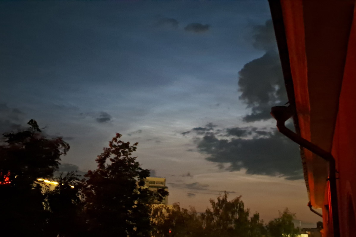 Первые дни лета уже история, и получилась она занимательной. Жители региона успели почувствовать себя в тропиках, насладиться жарой и слегка испугаться раскатов грома. Зато в объектив фотографов попали грозовый воротник и редкое клубничное полнолуние. Самые красивые снимки ищите в нашей подборке!