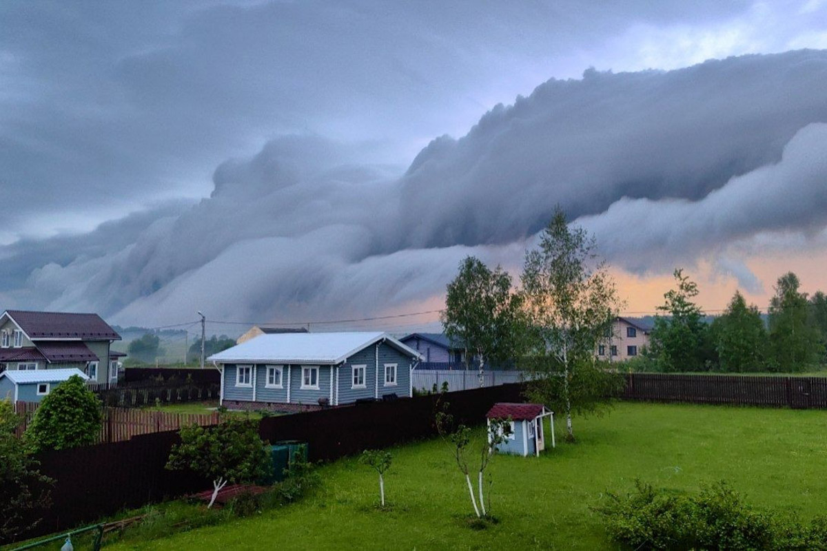Первые дни лета уже история, и получилась она занимательной. Жители региона успели почувствовать себя в тропиках, насладиться жарой и слегка испугаться раскатов грома. Зато в объектив фотографов попали грозовый воротник и редкое клубничное полнолуние. Самые красивые снимки ищите в нашей подборке!