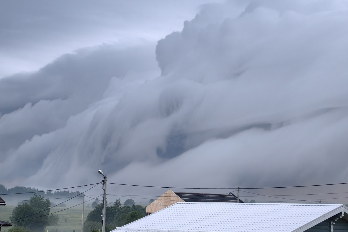 Первые дни лета уже история, и получилась она занимательной. Жители региона успели почувствовать себя в тропиках, насладиться жарой и слегка испугаться раскатов грома. Зато в объектив фотографов попали грозовый воротник и редкое клубничное полнолуние. Самые красивые снимки ищите в нашей подборке!