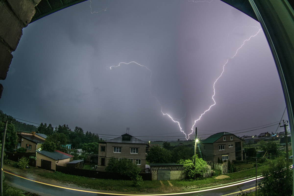 Первые дни лета уже история, и получилась она занимательной. Жители региона успели почувствовать себя в тропиках, насладиться жарой и слегка испугаться раскатов грома. Зато в объектив фотографов попали грозовый воротник и редкое клубничное полнолуние. Самые красивые снимки ищите в нашей подборке!