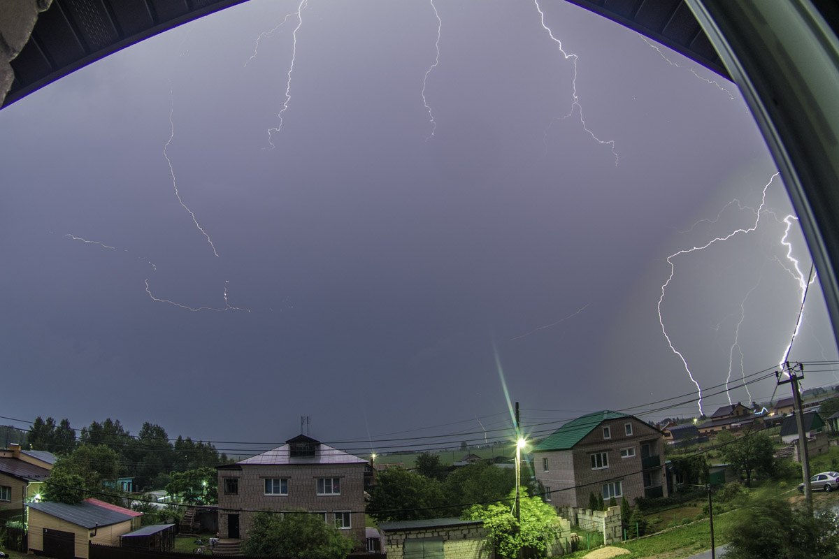 Первые дни лета уже история, и получилась она занимательной. Жители региона успели почувствовать себя в тропиках, насладиться жарой и слегка испугаться раскатов грома. Зато в объектив фотографов попали грозовый воротник и редкое клубничное полнолуние. Самые красивые снимки ищите в нашей подборке!