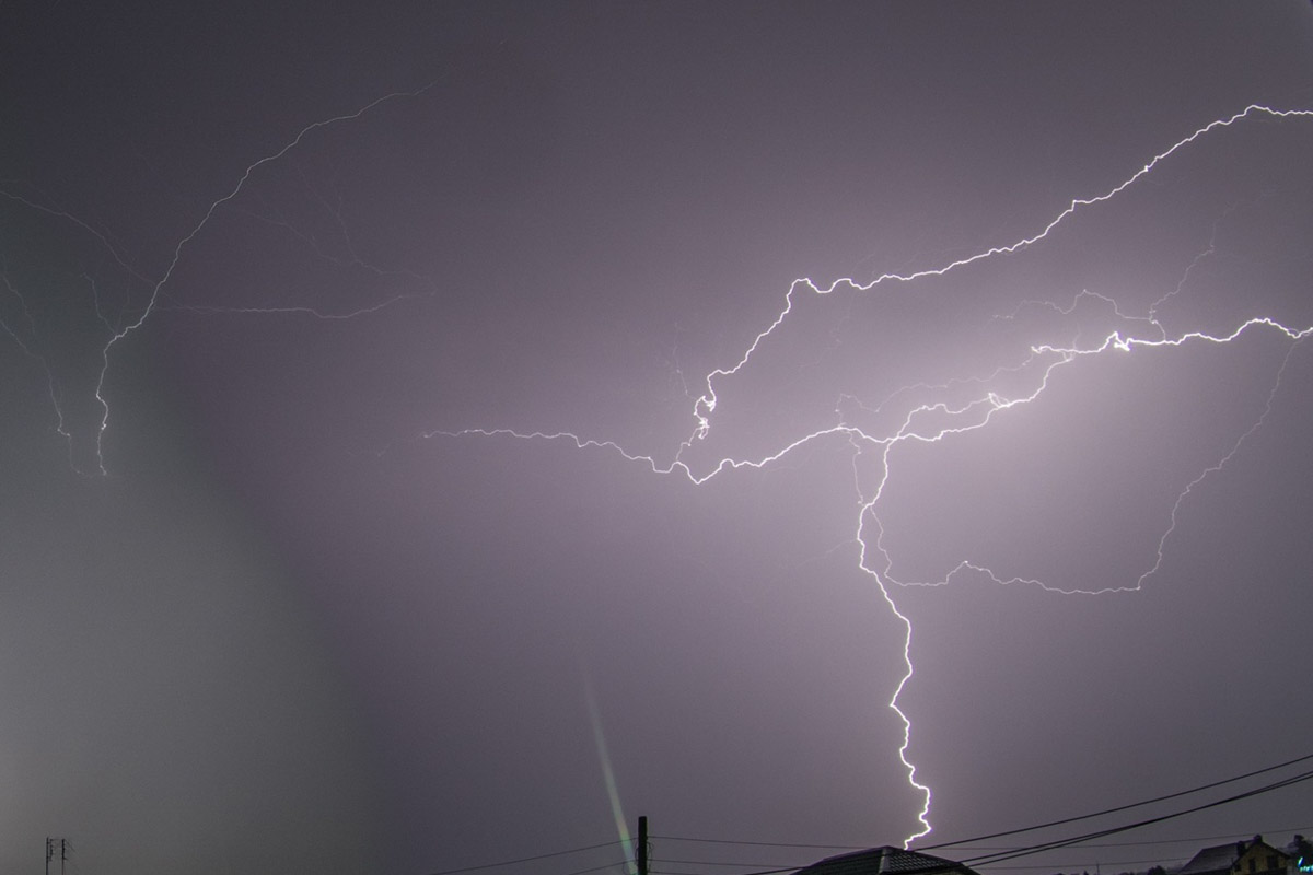 Первые дни лета уже история, и получилась она занимательной. Жители региона успели почувствовать себя в тропиках, насладиться жарой и слегка испугаться раскатов грома. Зато в объектив фотографов попали грозовый воротник и редкое клубничное полнолуние. Самые красивые снимки ищите в нашей подборке!