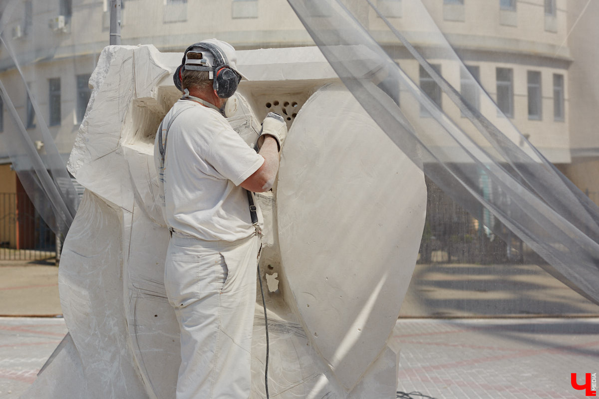 Июнь в Центральном парке начался с творчества. Десять художников решили создать скульптуры из известняка. Это стало возможным благодаря стоунфесту «Владимир — белокаменная столица». «Ключ-Медиа» решил узнать, как идет работа и какова реакция гостей общественного пространства на происходящее у них на глазах чудо.