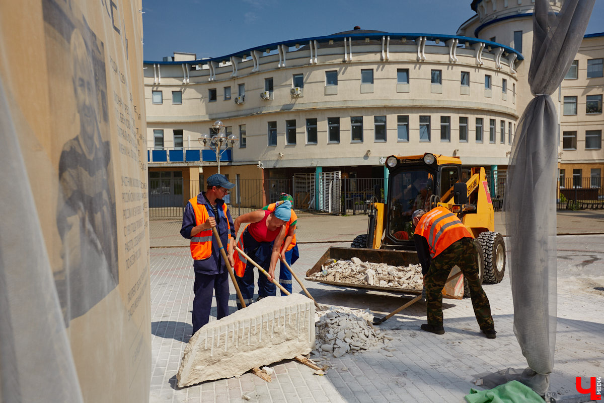 Июнь в Центральном парке начался с творчества. Десять художников решили создать скульптуры из известняка. Это стало возможным благодаря стоунфесту «Владимир — белокаменная столица». «Ключ-Медиа» решил узнать, как идет работа и какова реакция гостей общественного пространства на происходящее у них на глазах чудо.