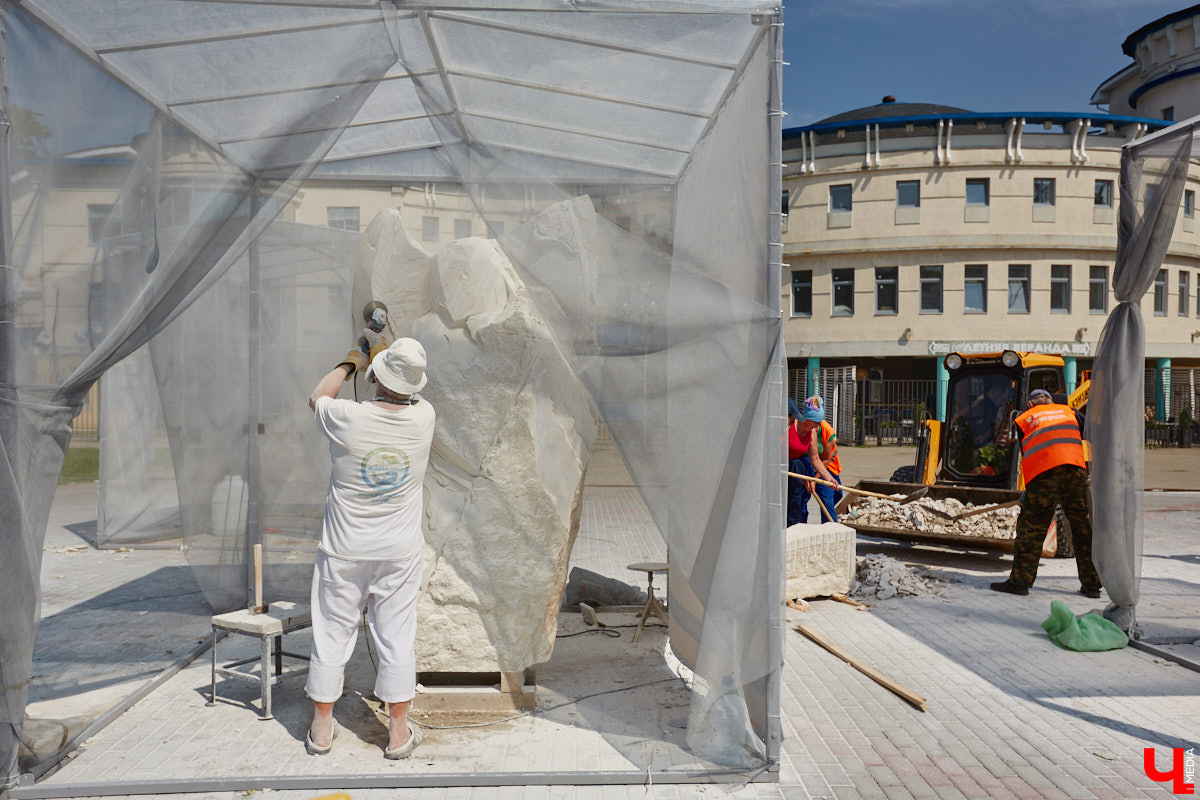 Июнь в Центральном парке начался с творчества. Десять художников решили создать скульптуры из известняка. Это стало возможным благодаря стоунфесту «Владимир — белокаменная столица». «Ключ-Медиа» решил узнать, как идет работа и какова реакция гостей общественного пространства на происходящее у них на глазах чудо.
