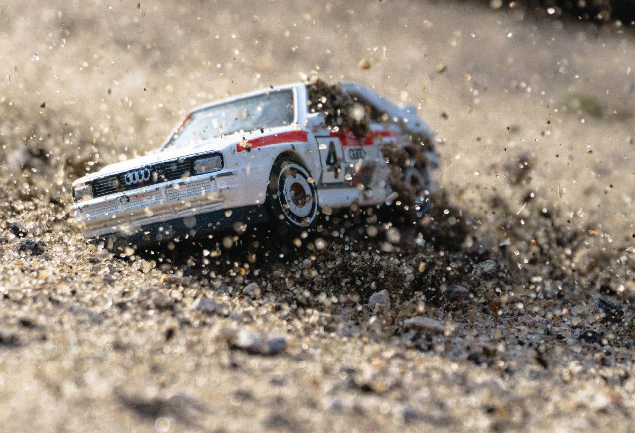 Владимирец Михаил Кудрин создает необычные фотоистории. Он вписывает фигурки Lego и машинки Hot Wheels в сюжеты, придумывая для них декорации из подручных вещей. Получаются по-настоящему захватывающие работы, мимо которых не смог пройти «Ключ-Медиа».