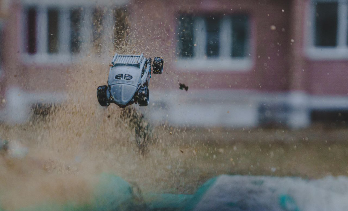 Владимирец Михаил Кудрин создает необычные фотоистории. Он вписывает фигурки Lego и машинки Hot Wheels в сюжеты, придумывая для них декорации из подручных вещей. Получаются по-настоящему захватывающие работы, мимо которых не смог пройти «Ключ-Медиа».