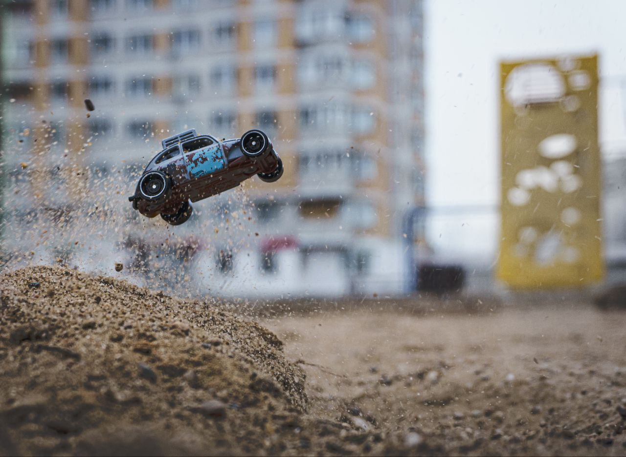 Владимирец Михаил Кудрин создает необычные фотоистории. Он вписывает фигурки Lego и машинки Hot Wheels в сюжеты, придумывая для них декорации из подручных вещей. Получаются по-настоящему захватывающие работы, мимо которых не смог пройти «Ключ-Медиа».