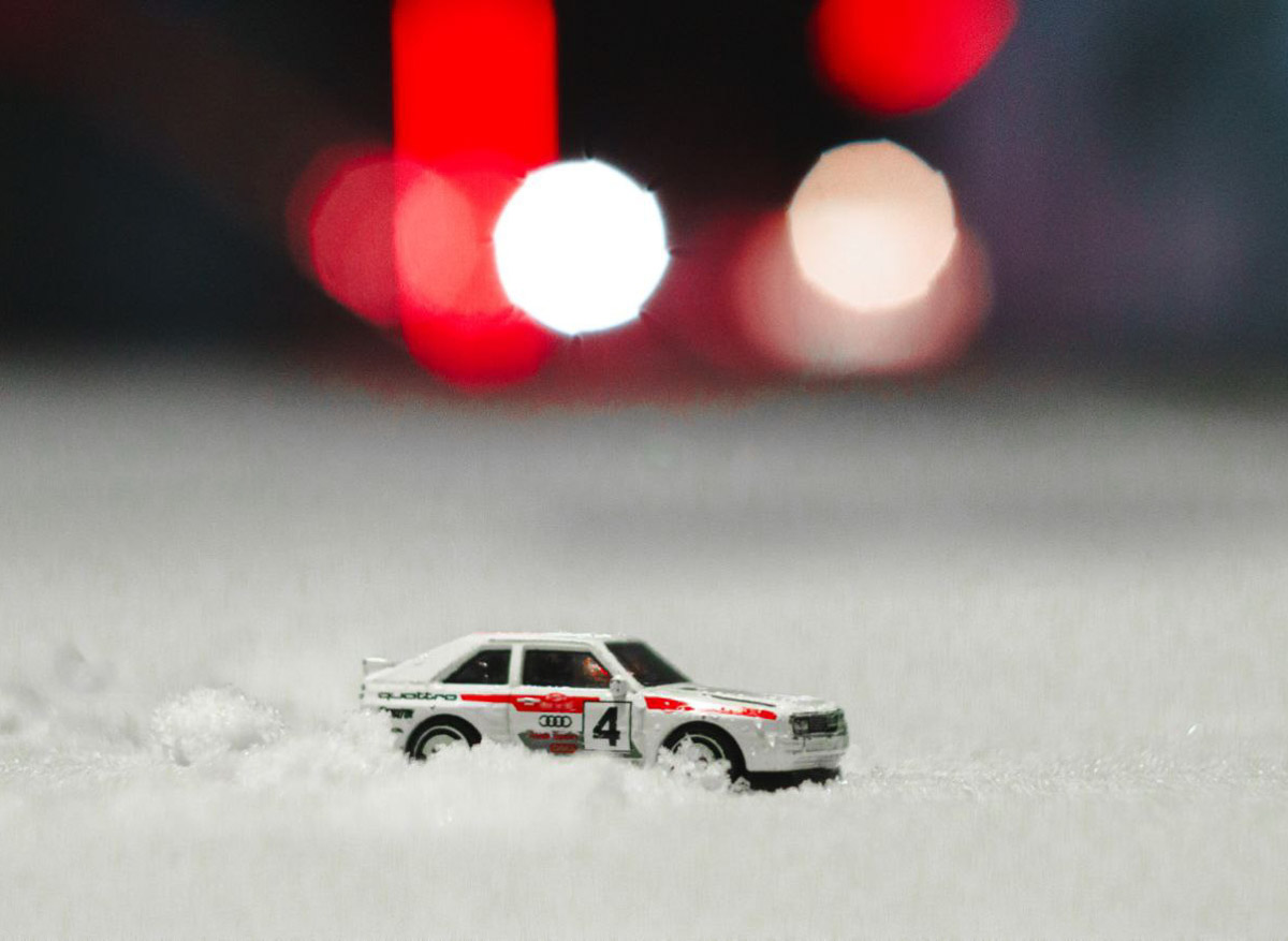 Владимирец Михаил Кудрин создает необычные фотоистории. Он вписывает фигурки Lego и машинки Hot Wheels в сюжеты, придумывая для них декорации из подручных вещей. Получаются по-настоящему захватывающие работы, мимо которых не смог пройти «Ключ-Медиа».