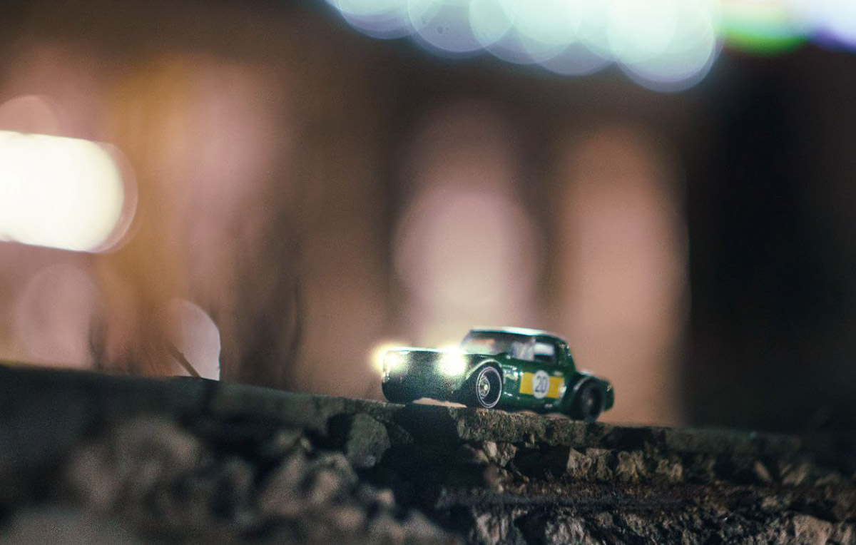 Владимирец Михаил Кудрин создает необычные фотоистории. Он вписывает фигурки Lego и машинки Hot Wheels в сюжеты, придумывая для них декорации из подручных вещей. Получаются по-настоящему захватывающие работы, мимо которых не смог пройти «Ключ-Медиа».