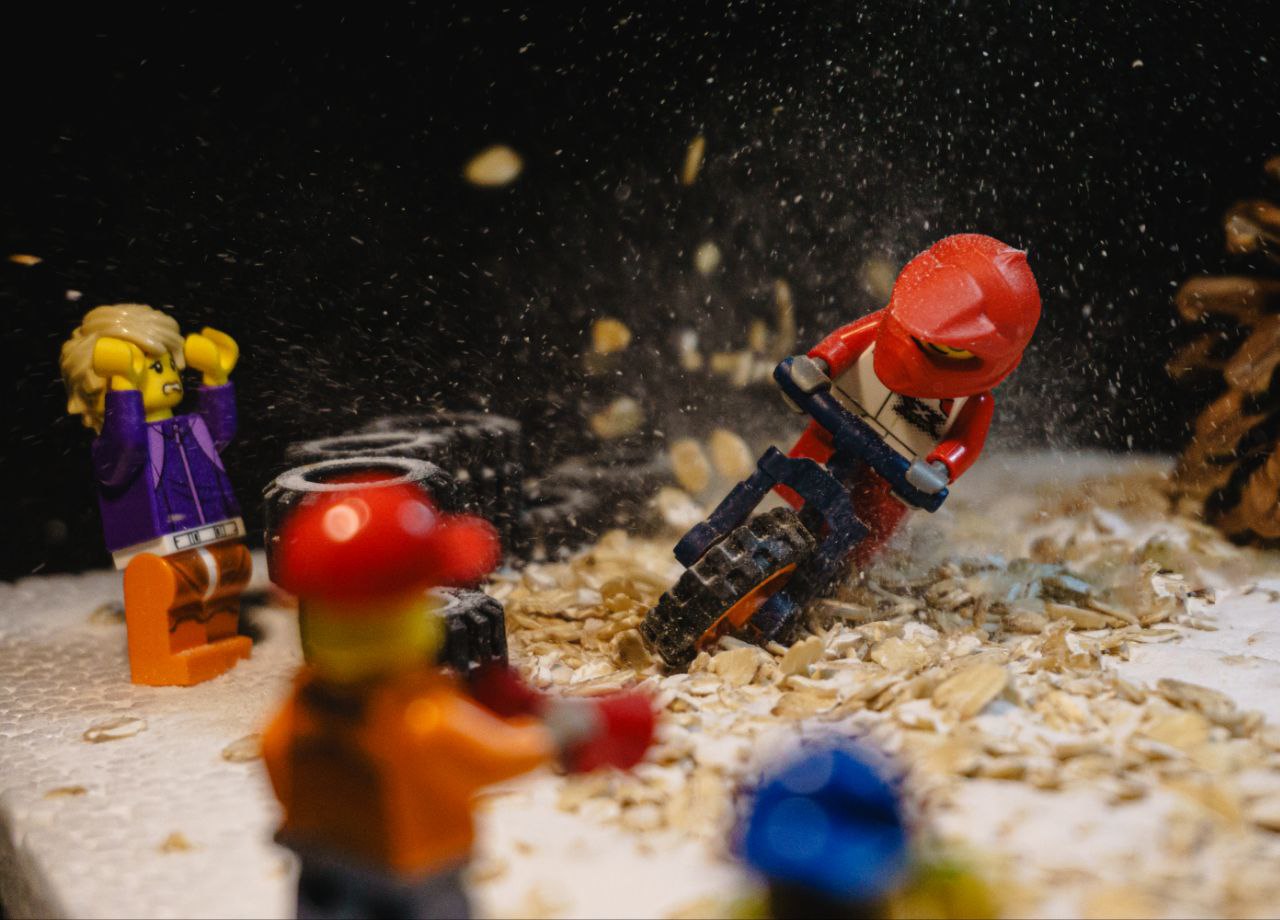 Владимирец Михаил Кудрин создает необычные фотоистории. Он вписывает фигурки Lego и машинки Hot Wheels в сюжеты, придумывая для них декорации из подручных вещей. Получаются по-настоящему захватывающие работы, мимо которых не смог пройти «Ключ-Медиа».