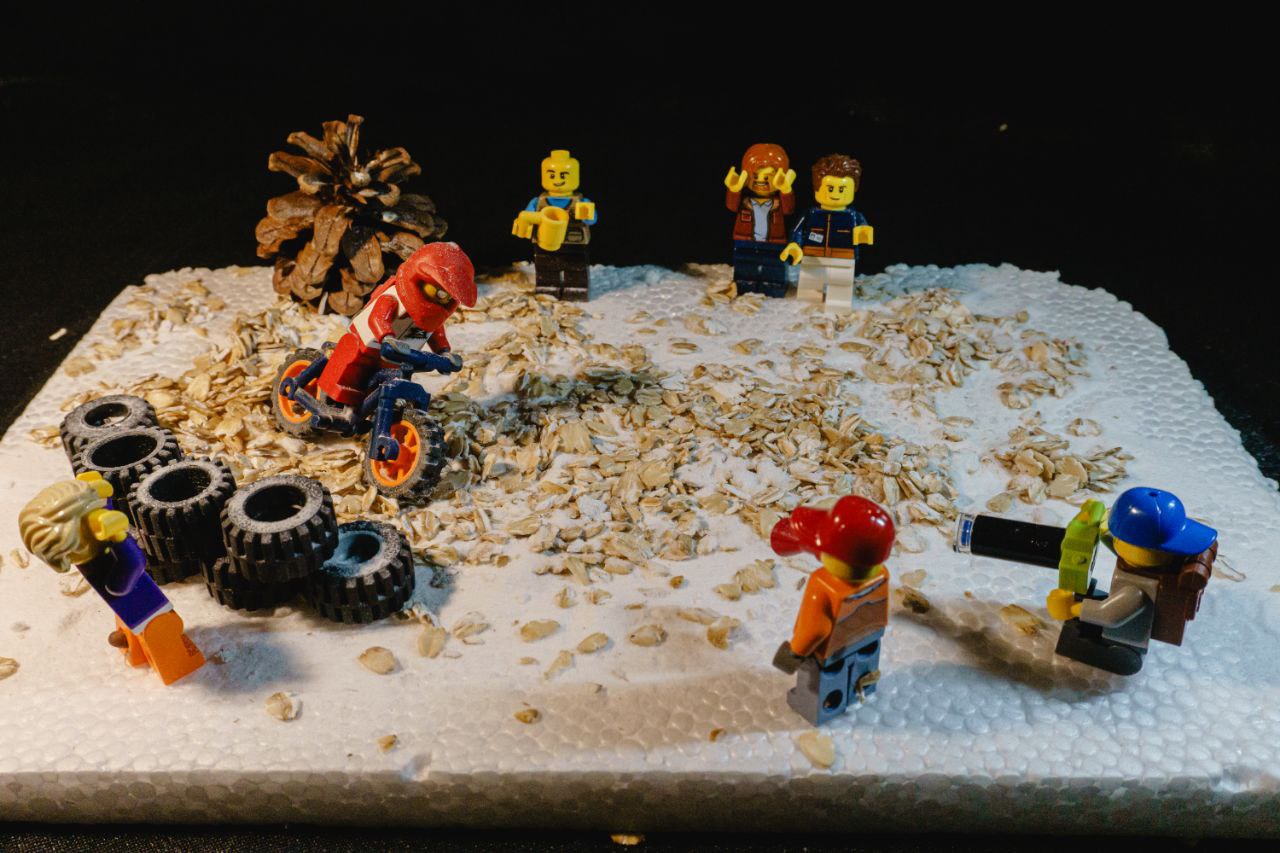 Владимирец Михаил Кудрин создает необычные фотоистории. Он вписывает фигурки Lego и машинки Hot Wheels в сюжеты, придумывая для них декорации из подручных вещей. Получаются по-настоящему захватывающие работы, мимо которых не смог пройти «Ключ-Медиа».