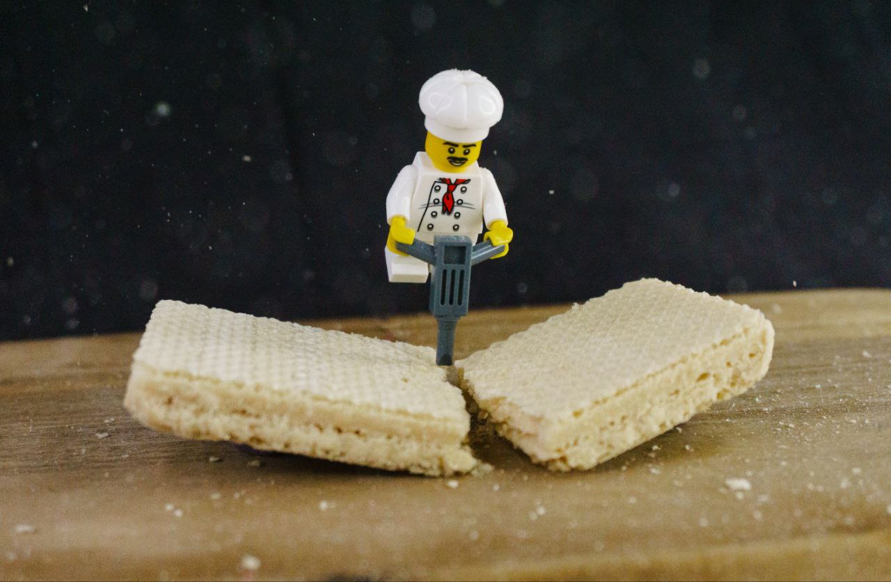 Владимирец Михаил Кудрин создает необычные фотоистории. Он вписывает фигурки Lego и машинки Hot Wheels в сюжеты, придумывая для них декорации из подручных вещей. Получаются по-настоящему захватывающие работы, мимо которых не смог пройти «Ключ-Медиа».