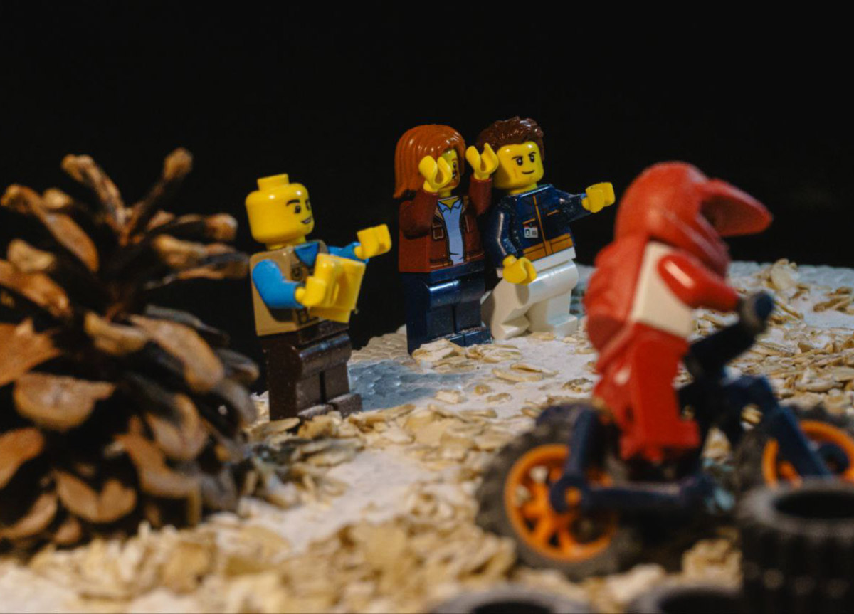 Владимирец Михаил Кудрин создает необычные фотоистории. Он вписывает фигурки Lego и машинки Hot Wheels в сюжеты, придумывая для них декорации из подручных вещей. Получаются по-настоящему захватывающие работы, мимо которых не смог пройти «Ключ-Медиа».