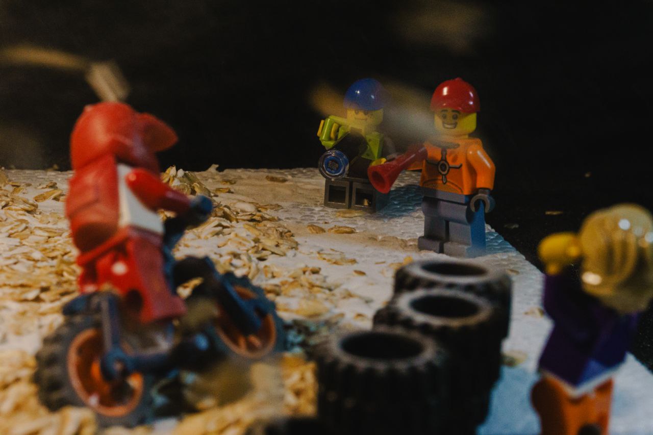 Владимирец Михаил Кудрин создает необычные фотоистории. Он вписывает фигурки Lego и машинки Hot Wheels в сюжеты, придумывая для них декорации из подручных вещей. Получаются по-настоящему захватывающие работы, мимо которых не смог пройти «Ключ-Медиа».
