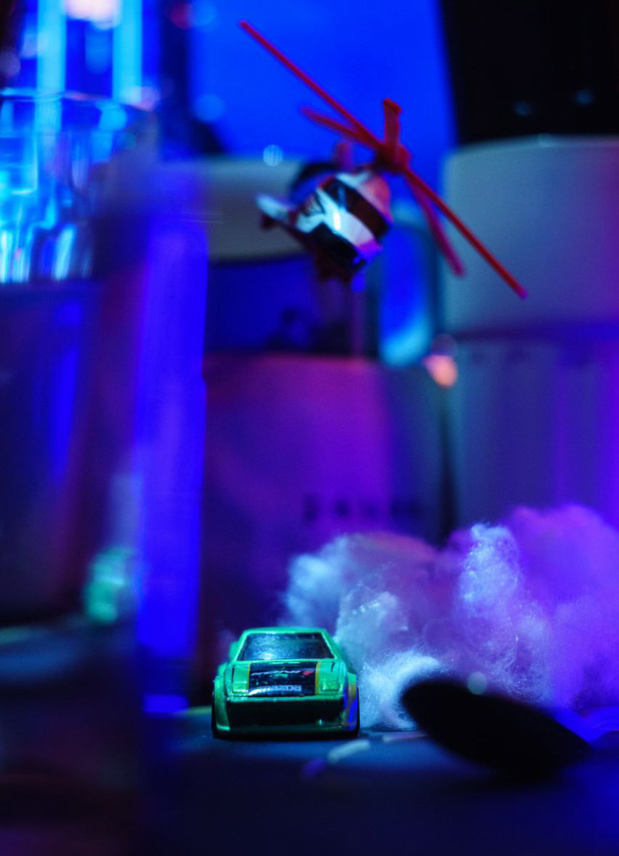 Владимирец Михаил Кудрин создает необычные фотоистории. Он вписывает фигурки Lego и машинки Hot Wheels в сюжеты, придумывая для них декорации из подручных вещей. Получаются по-настоящему захватывающие работы, мимо которых не смог пройти «Ключ-Медиа».