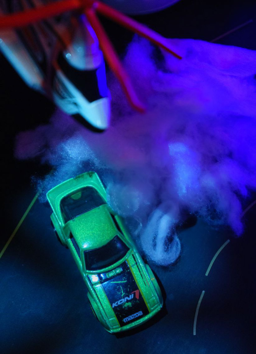 Владимирец Михаил Кудрин создает необычные фотоистории. Он вписывает фигурки Lego и машинки Hot Wheels в сюжеты, придумывая для них декорации из подручных вещей. Получаются по-настоящему захватывающие работы, мимо которых не смог пройти «Ключ-Медиа».