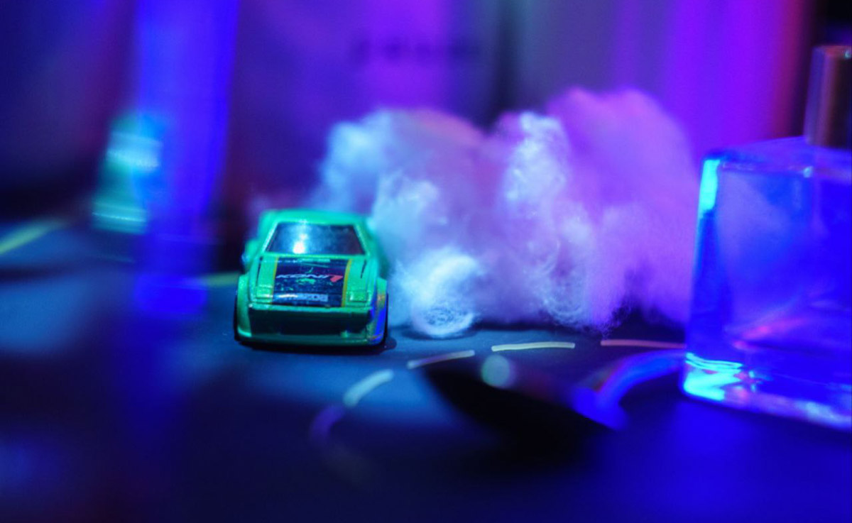 Владимирец Михаил Кудрин создает необычные фотоистории. Он вписывает фигурки Lego и машинки Hot Wheels в сюжеты, придумывая для них декорации из подручных вещей. Получаются по-настоящему захватывающие работы, мимо которых не смог пройти «Ключ-Медиа».