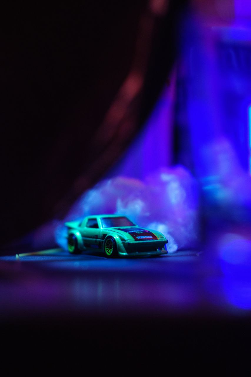 Владимирец Михаил Кудрин создает необычные фотоистории. Он вписывает фигурки Lego и машинки Hot Wheels в сюжеты, придумывая для них декорации из подручных вещей. Получаются по-настоящему захватывающие работы, мимо которых не смог пройти «Ключ-Медиа».