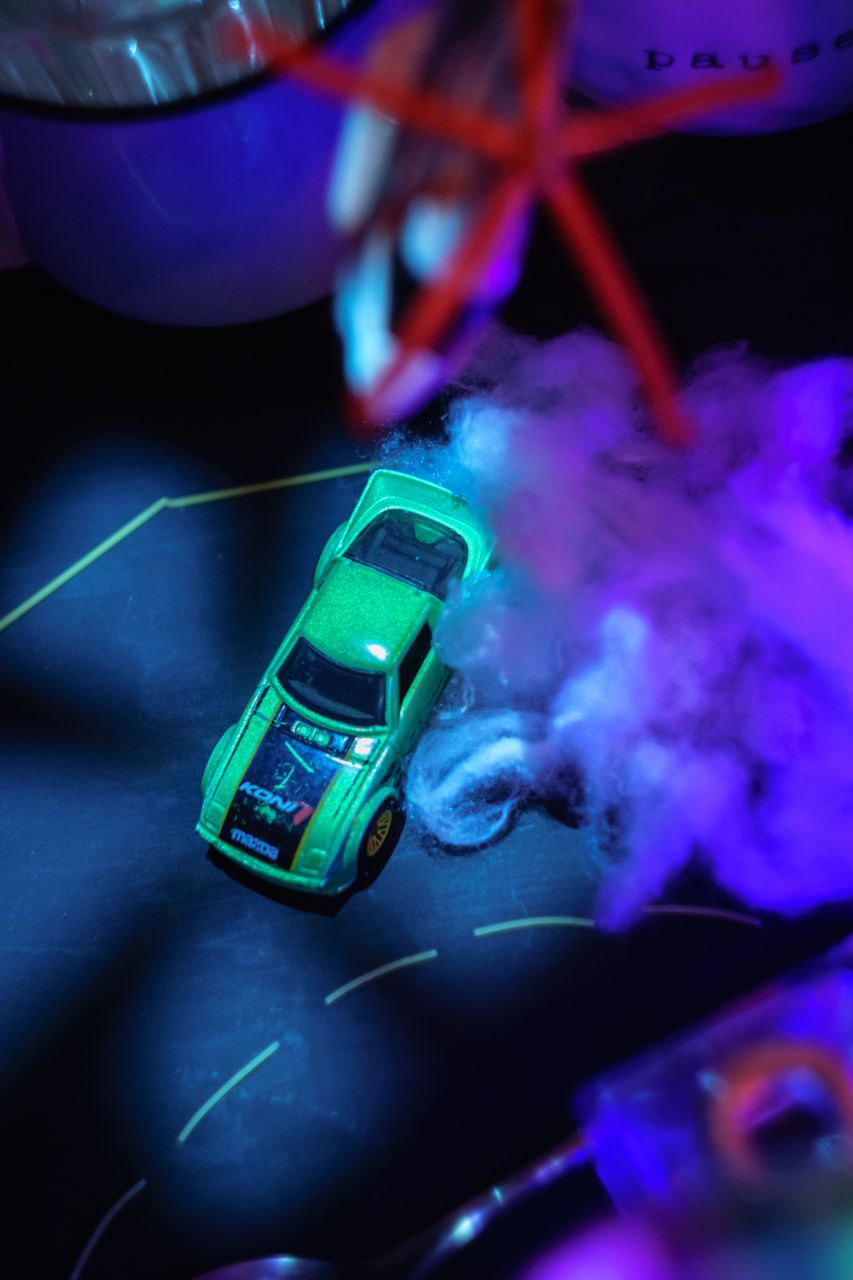 Владимирец Михаил Кудрин создает необычные фотоистории. Он вписывает фигурки Lego и машинки Hot Wheels в сюжеты, придумывая для них декорации из подручных вещей. Получаются по-настоящему захватывающие работы, мимо которых не смог пройти «Ключ-Медиа».