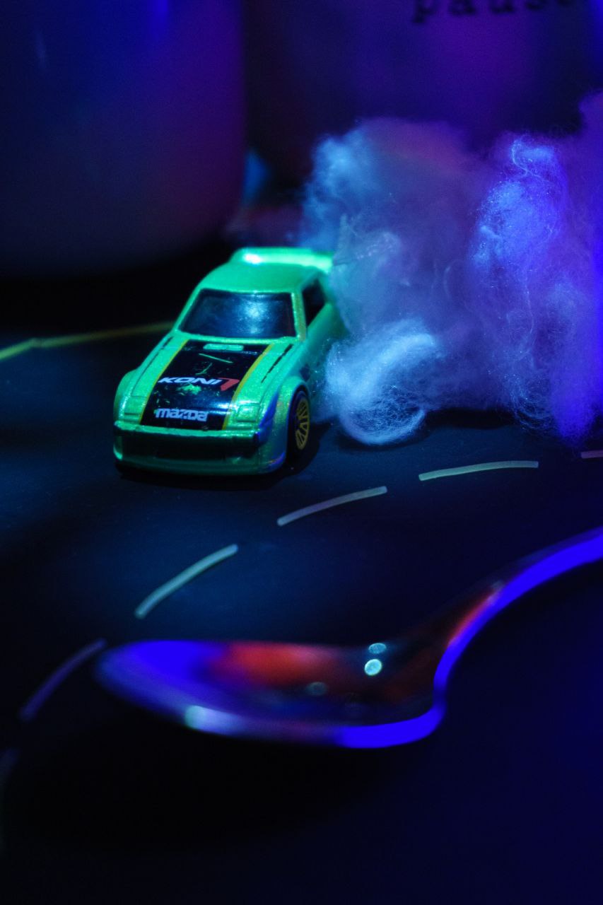 Владимирец Михаил Кудрин создает необычные фотоистории. Он вписывает фигурки Lego и машинки Hot Wheels в сюжеты, придумывая для них декорации из подручных вещей. Получаются по-настоящему захватывающие работы, мимо которых не смог пройти «Ключ-Медиа».