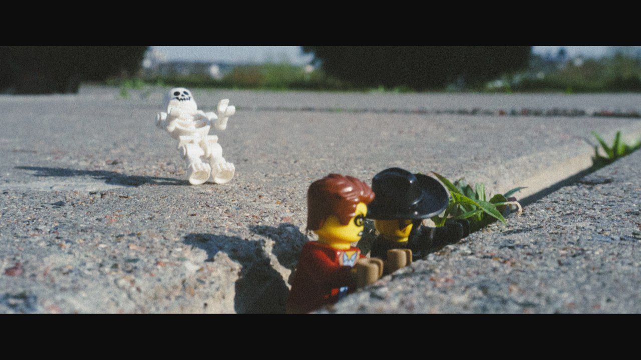 Владимирец Михаил Кудрин создает необычные фотоистории. Он вписывает фигурки Lego и машинки Hot Wheels в сюжеты, придумывая для них декорации из подручных вещей. Получаются по-настоящему захватывающие работы, мимо которых не смог пройти «Ключ-Медиа».