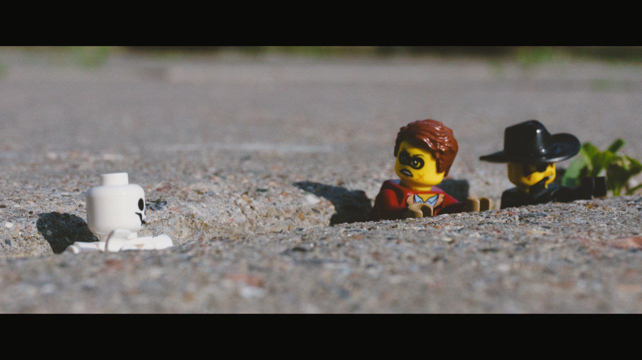 Владимирец Михаил Кудрин создает необычные фотоистории. Он вписывает фигурки Lego и машинки Hot Wheels в сюжеты, придумывая для них декорации из подручных вещей. Получаются по-настоящему захватывающие работы, мимо которых не смог пройти «Ключ-Медиа».