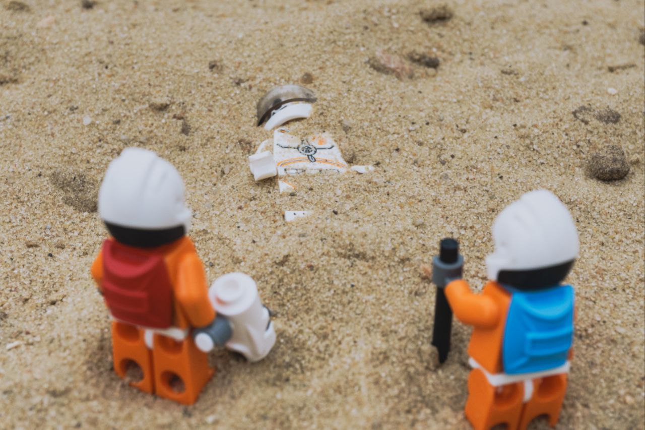 Владимирец Михаил Кудрин создает необычные фотоистории. Он вписывает фигурки Lego и машинки Hot Wheels в сюжеты, придумывая для них декорации из подручных вещей. Получаются по-настоящему захватывающие работы, мимо которых не смог пройти «Ключ-Медиа».