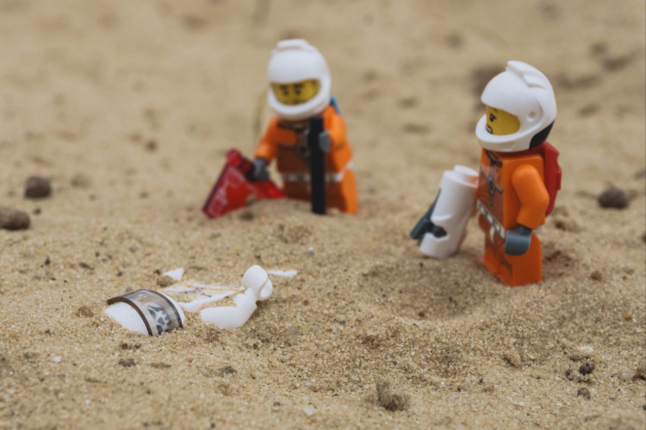 Владимирец Михаил Кудрин создает необычные фотоистории. Он вписывает фигурки Lego и машинки Hot Wheels в сюжеты, придумывая для них декорации из подручных вещей. Получаются по-настоящему захватывающие работы, мимо которых не смог пройти «Ключ-Медиа».