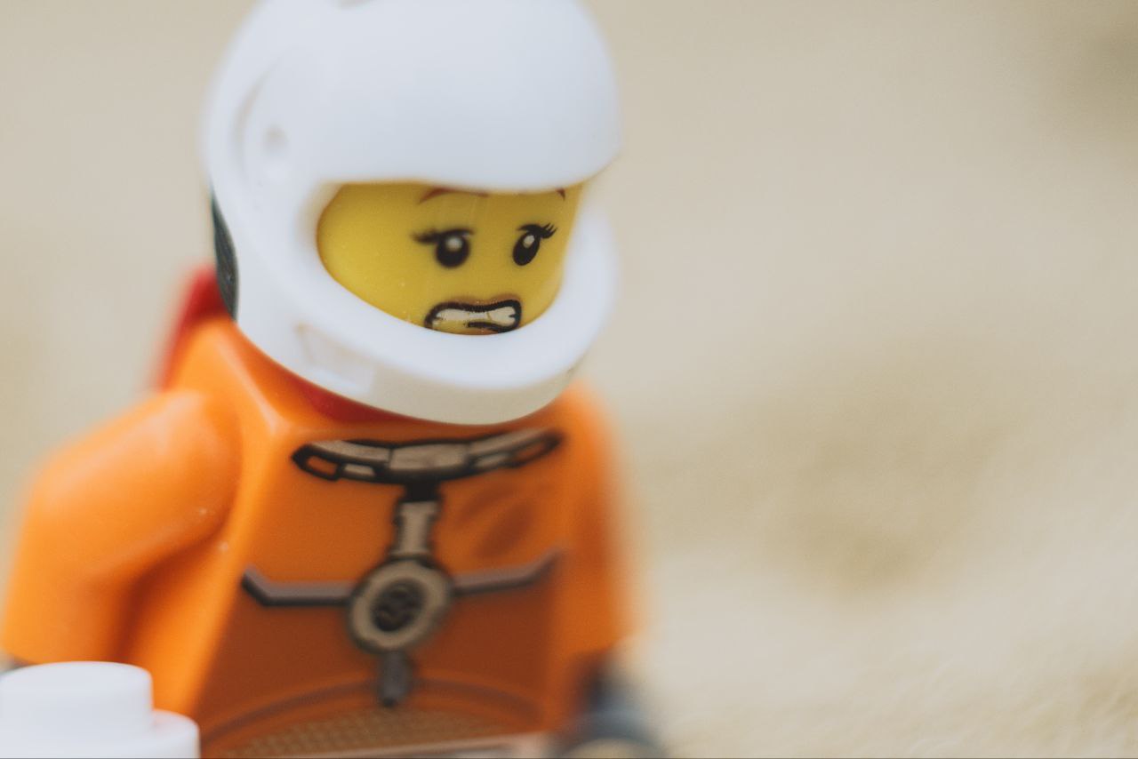 Владимирец Михаил Кудрин создает необычные фотоистории. Он вписывает фигурки Lego и машинки Hot Wheels в сюжеты, придумывая для них декорации из подручных вещей. Получаются по-настоящему захватывающие работы, мимо которых не смог пройти «Ключ-Медиа».