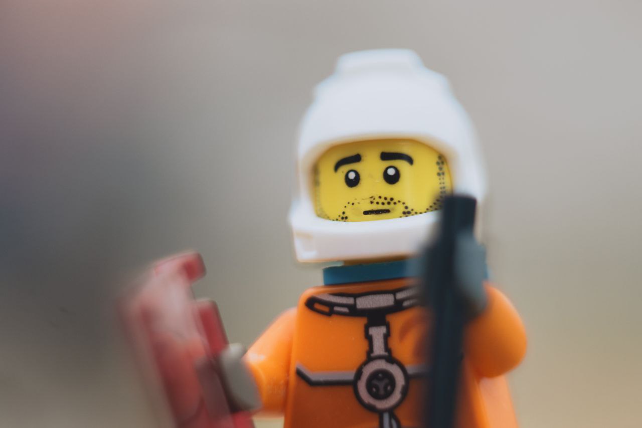 Владимирец Михаил Кудрин создает необычные фотоистории. Он вписывает фигурки Lego и машинки Hot Wheels в сюжеты, придумывая для них декорации из подручных вещей. Получаются по-настоящему захватывающие работы, мимо которых не смог пройти «Ключ-Медиа».