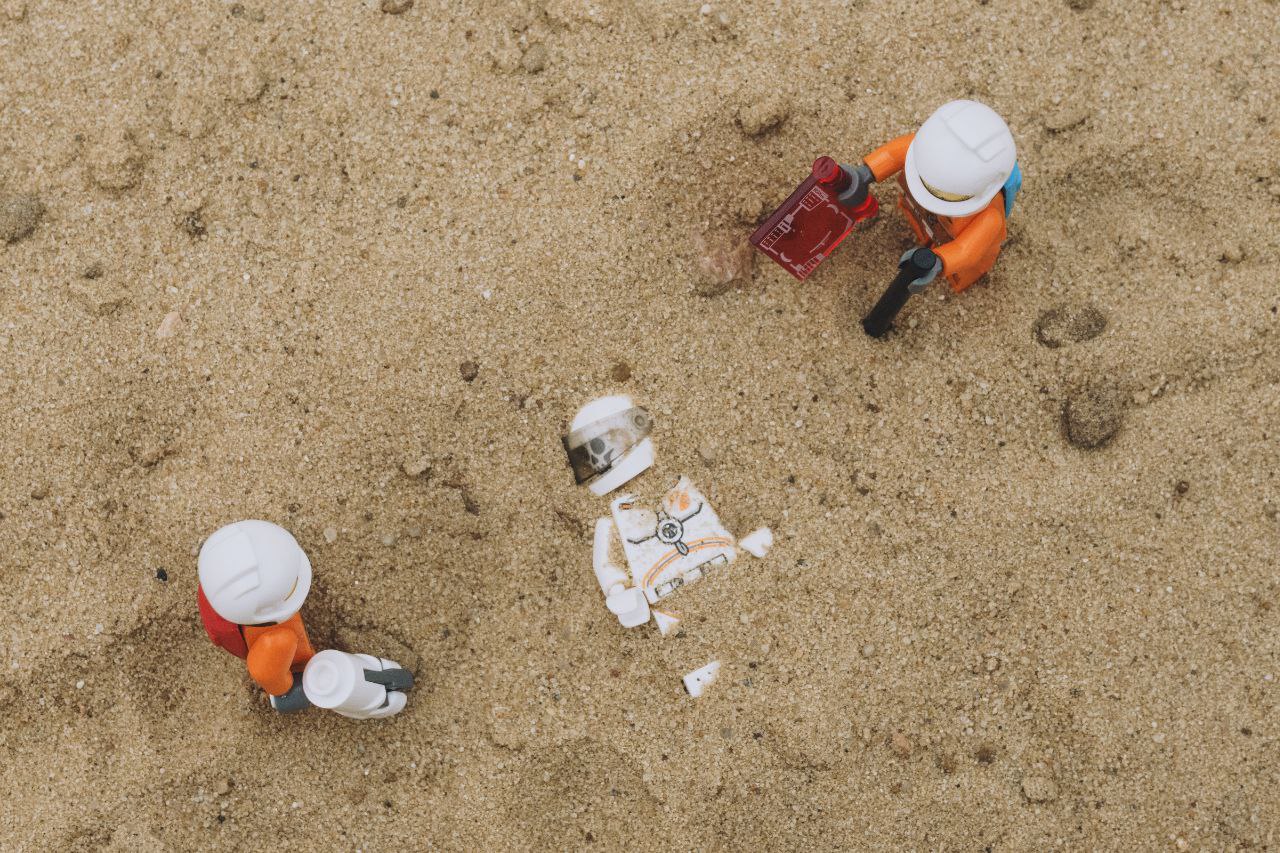 Владимирец Михаил Кудрин создает необычные фотоистории. Он вписывает фигурки Lego и машинки Hot Wheels в сюжеты, придумывая для них декорации из подручных вещей. Получаются по-настоящему захватывающие работы, мимо которых не смог пройти «Ключ-Медиа».