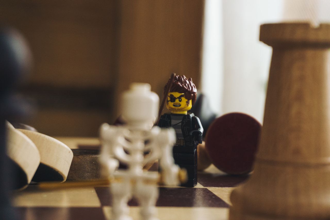 Владимирец Михаил Кудрин создает необычные фотоистории. Он вписывает фигурки Lego и машинки Hot Wheels в сюжеты, придумывая для них декорации из подручных вещей. Получаются по-настоящему захватывающие работы, мимо которых не смог пройти «Ключ-Медиа».