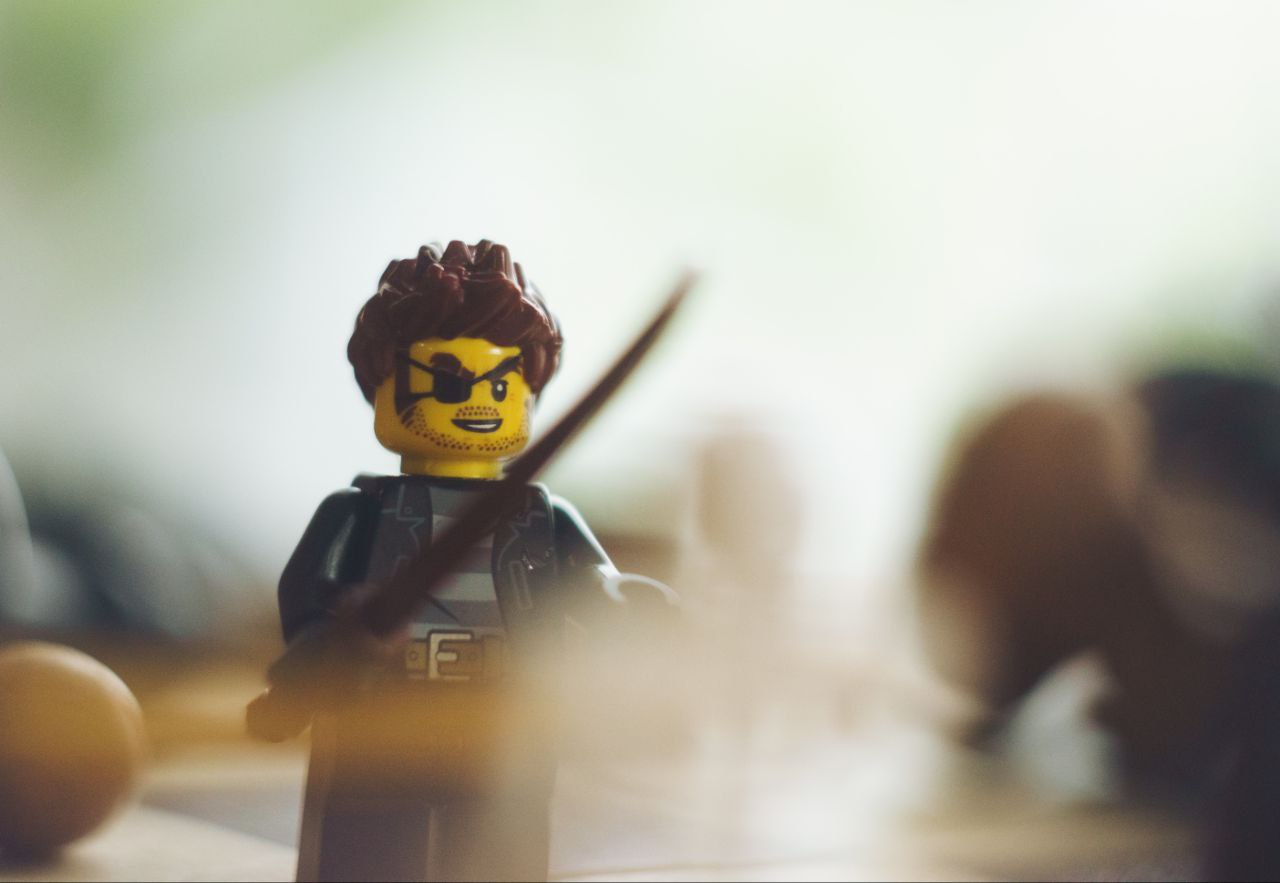 Владимирец Михаил Кудрин создает необычные фотоистории. Он вписывает фигурки Lego и машинки Hot Wheels в сюжеты, придумывая для них декорации из подручных вещей. Получаются по-настоящему захватывающие работы, мимо которых не смог пройти «Ключ-Медиа».