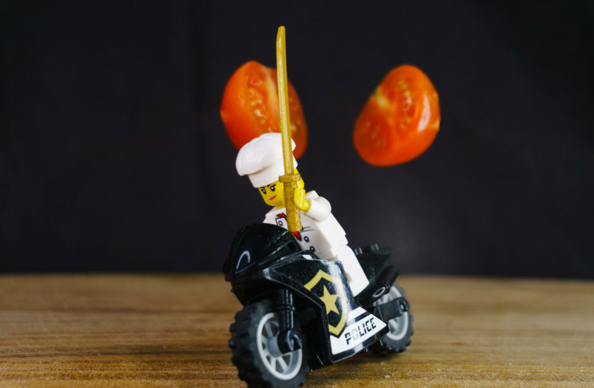 Владимирец Михаил Кудрин создает необычные фотоистории. Он вписывает фигурки Lego и машинки Hot Wheels в сюжеты, придумывая для них декорации из подручных вещей. Получаются по-настоящему захватывающие работы, мимо которых не смог пройти «Ключ-Медиа».