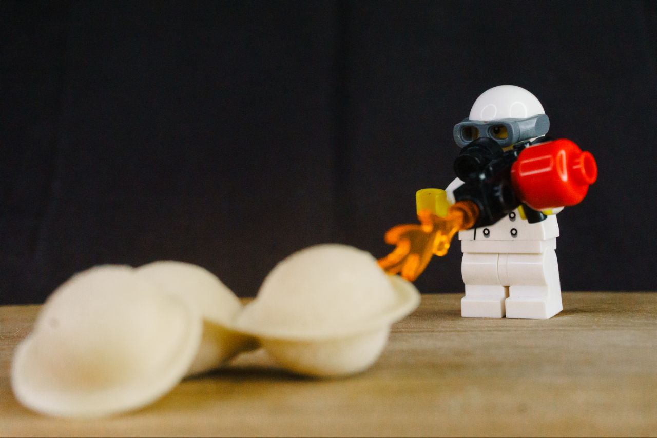 Владимирец Михаил Кудрин создает необычные фотоистории. Он вписывает фигурки Lego и машинки Hot Wheels в сюжеты, придумывая для них декорации из подручных вещей. Получаются по-настоящему захватывающие работы, мимо которых не смог пройти «Ключ-Медиа».