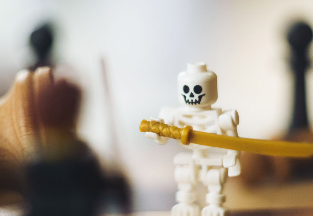 Владимирец Михаил Кудрин создает необычные фотоистории. Он вписывает фигурки Lego и машинки Hot Wheels в сюжеты, придумывая для них декорации из подручных вещей. Получаются по-настоящему захватывающие работы, мимо которых не смог пройти «Ключ-Медиа».