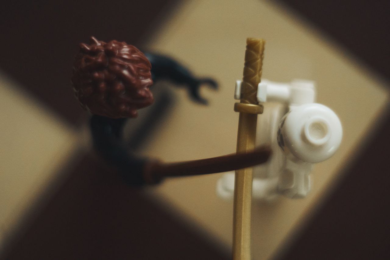 Владимирец Михаил Кудрин создает необычные фотоистории. Он вписывает фигурки Lego и машинки Hot Wheels в сюжеты, придумывая для них декорации из подручных вещей. Получаются по-настоящему захватывающие работы, мимо которых не смог пройти «Ключ-Медиа».