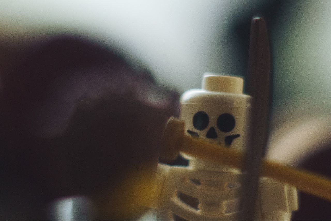 Владимирец Михаил Кудрин создает необычные фотоистории. Он вписывает фигурки Lego и машинки Hot Wheels в сюжеты, придумывая для них декорации из подручных вещей. Получаются по-настоящему захватывающие работы, мимо которых не смог пройти «Ключ-Медиа».