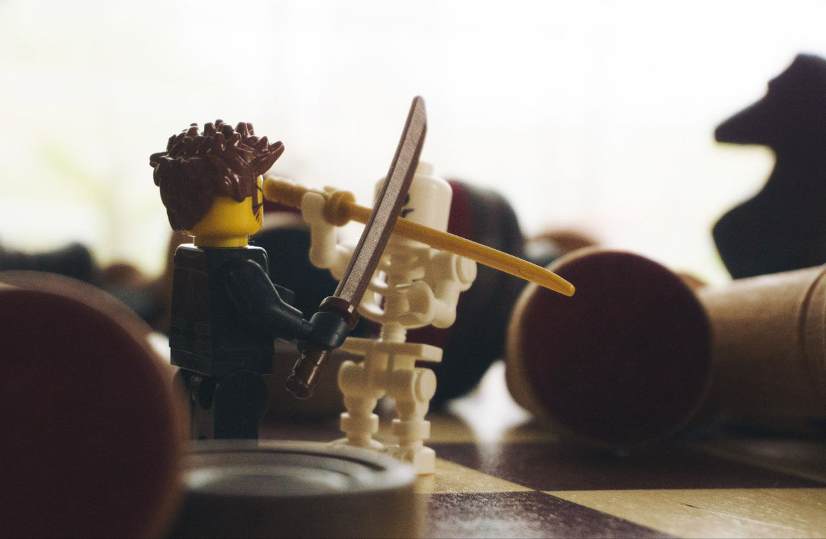 Владимирец Михаил Кудрин создает необычные фотоистории. Он вписывает фигурки Lego и машинки Hot Wheels в сюжеты, придумывая для них декорации из подручных вещей. Получаются по-настоящему захватывающие работы, мимо которых не смог пройти «Ключ-Медиа».