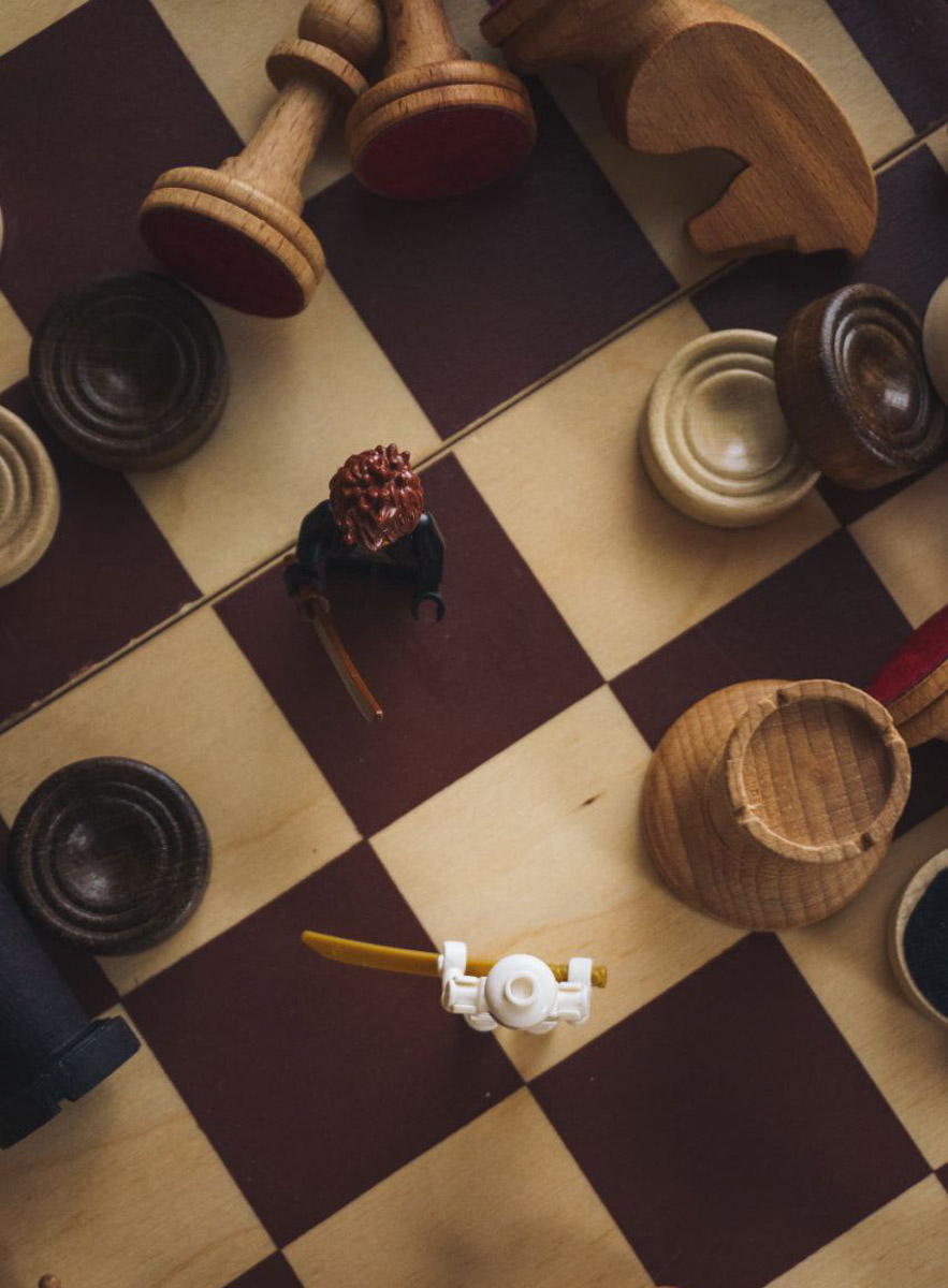 Владимирец Михаил Кудрин создает необычные фотоистории. Он вписывает фигурки Lego и машинки Hot Wheels в сюжеты, придумывая для них декорации из подручных вещей. Получаются по-настоящему захватывающие работы, мимо которых не смог пройти «Ключ-Медиа».