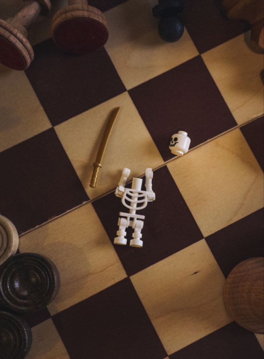 Владимирец Михаил Кудрин создает необычные фотоистории. Он вписывает фигурки Lego и машинки Hot Wheels в сюжеты, придумывая для них декорации из подручных вещей. Получаются по-настоящему захватывающие работы, мимо которых не смог пройти «Ключ-Медиа».