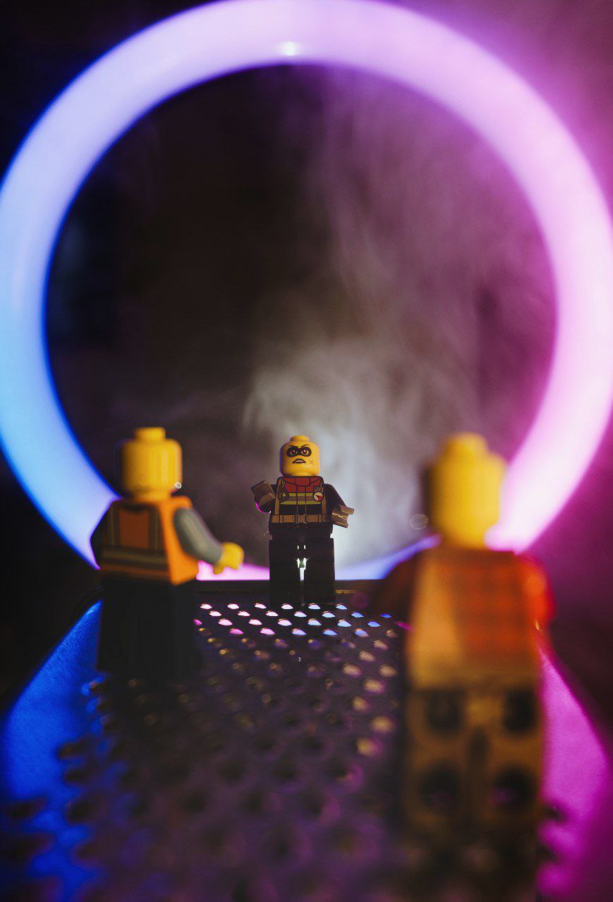 Владимирец Михаил Кудрин создает необычные фотоистории. Он вписывает фигурки Lego и машинки Hot Wheels в сюжеты, придумывая для них декорации из подручных вещей. Получаются по-настоящему захватывающие работы, мимо которых не смог пройти «Ключ-Медиа».