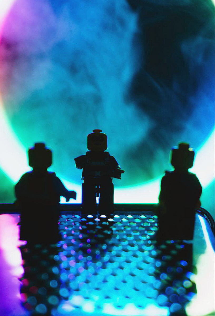 Владимирец Михаил Кудрин создает необычные фотоистории. Он вписывает фигурки Lego и машинки Hot Wheels в сюжеты, придумывая для них декорации из подручных вещей. Получаются по-настоящему захватывающие работы, мимо которых не смог пройти «Ключ-Медиа».