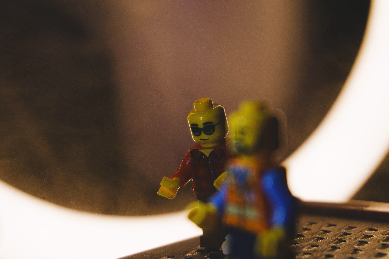 Владимирец Михаил Кудрин создает необычные фотоистории. Он вписывает фигурки Lego и машинки Hot Wheels в сюжеты, придумывая для них декорации из подручных вещей. Получаются по-настоящему захватывающие работы, мимо которых не смог пройти «Ключ-Медиа».