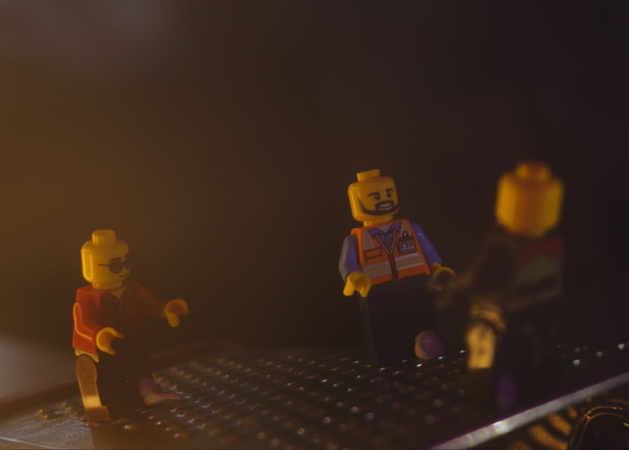 Владимирец Михаил Кудрин создает необычные фотоистории. Он вписывает фигурки Lego и машинки Hot Wheels в сюжеты, придумывая для них декорации из подручных вещей. Получаются по-настоящему захватывающие работы, мимо которых не смог пройти «Ключ-Медиа».