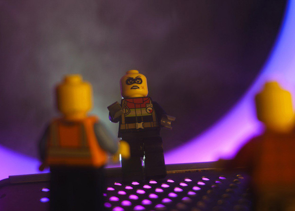 Владимирец Михаил Кудрин создает необычные фотоистории. Он вписывает фигурки Lego и машинки Hot Wheels в сюжеты, придумывая для них декорации из подручных вещей. Получаются по-настоящему захватывающие работы, мимо которых не смог пройти «Ключ-Медиа».