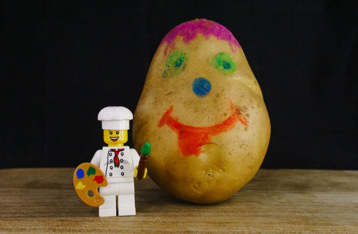 Владимирец Михаил Кудрин создает необычные фотоистории. Он вписывает фигурки Lego и машинки Hot Wheels в сюжеты, придумывая для них декорации из подручных вещей. Получаются по-настоящему захватывающие работы, мимо которых не смог пройти «Ключ-Медиа».