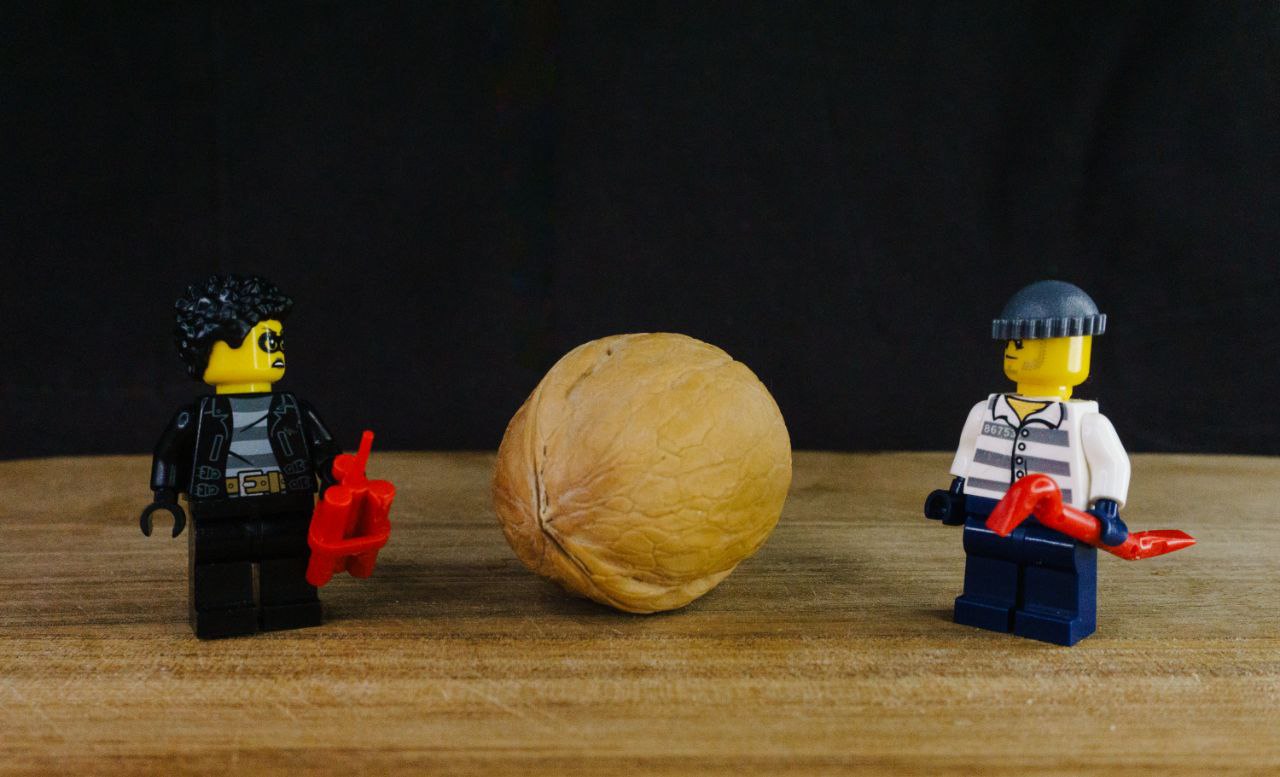 Владимирец Михаил Кудрин создает необычные фотоистории. Он вписывает фигурки Lego и машинки Hot Wheels в сюжеты, придумывая для них декорации из подручных вещей. Получаются по-настоящему захватывающие работы, мимо которых не смог пройти «Ключ-Медиа».