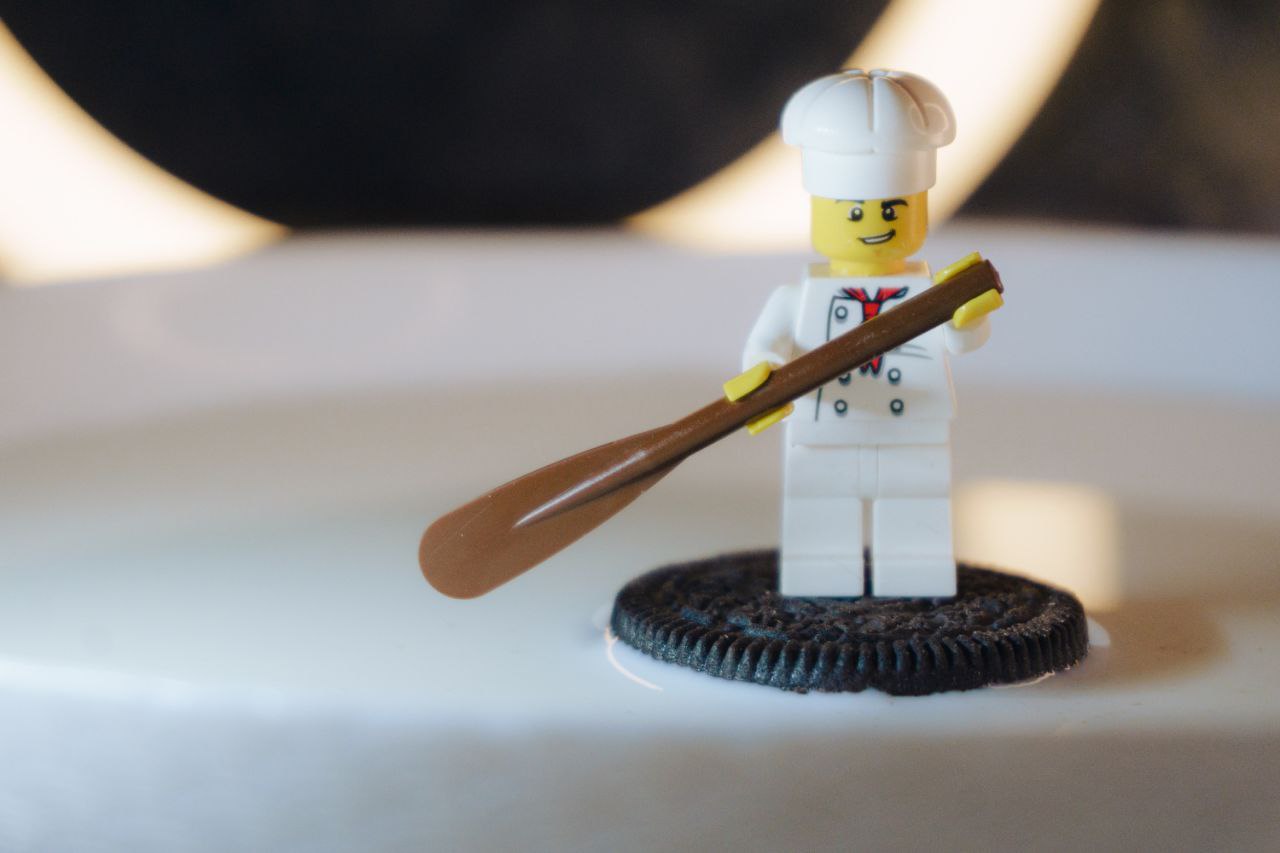 Владимирец Михаил Кудрин создает необычные фотоистории. Он вписывает фигурки Lego и машинки Hot Wheels в сюжеты, придумывая для них декорации из подручных вещей. Получаются по-настоящему захватывающие работы, мимо которых не смог пройти «Ключ-Медиа».